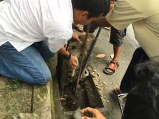 tutup selokan yang terbuat dari botol menyulitkan proses penyelamatan